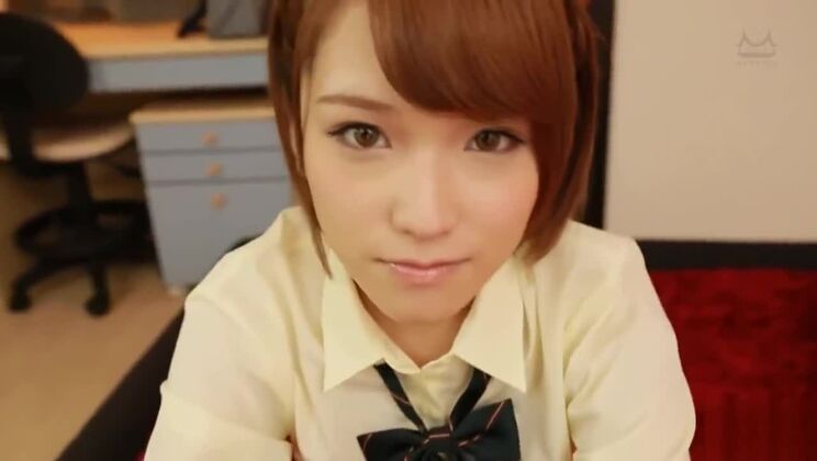 Une charmante asiatique se produit dans une vidéo de sexe fétichiste