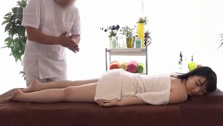 Une charmante orientale propose un massage avec une fin heureuse