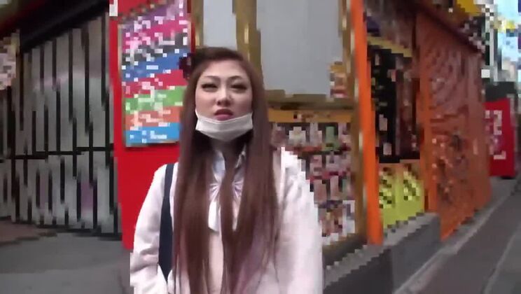 Divine tarte japonaise dans un gangbang brutal