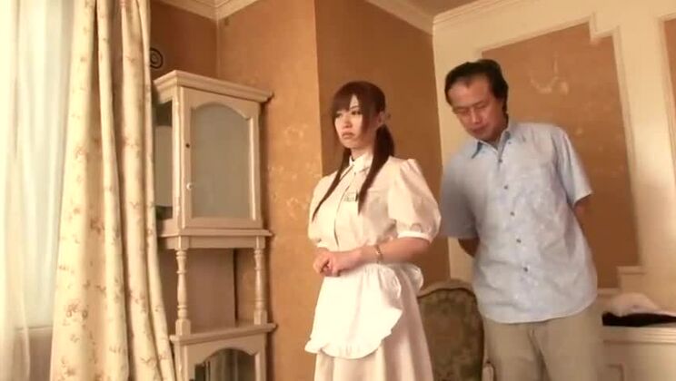 Une Japonaise aguicheuse se produit dans une scène de sexe en groupe