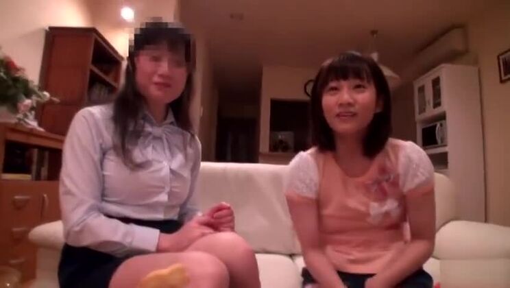 Une petite Japonaise aux petits seins, aguicheuse, se livre à un massage avec une fin heureuse.