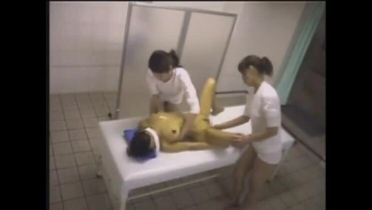 Film porno mettant en scène une jeune fille asiatique divine dans un massage à l'huile