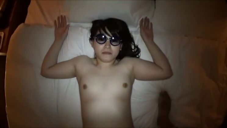 Une pute japonaise pulpeuse et plantureuse se fait masser et se faire baiser.