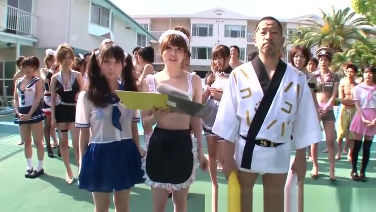 Une putain japonaise divine est amoureuse d'un plan à trois dans un lieu public