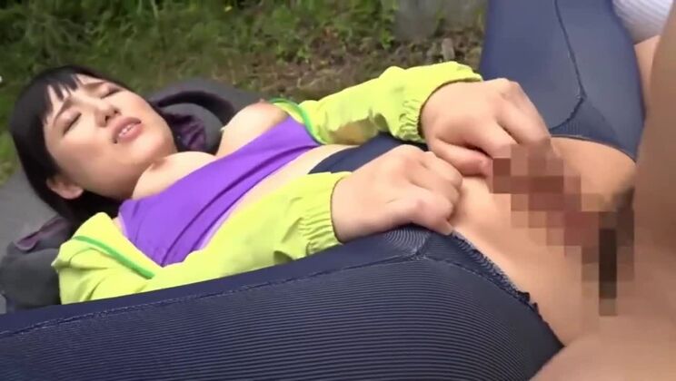 Belle Japonaise salope se produisant dans une vidéo XXX de bukkake en public