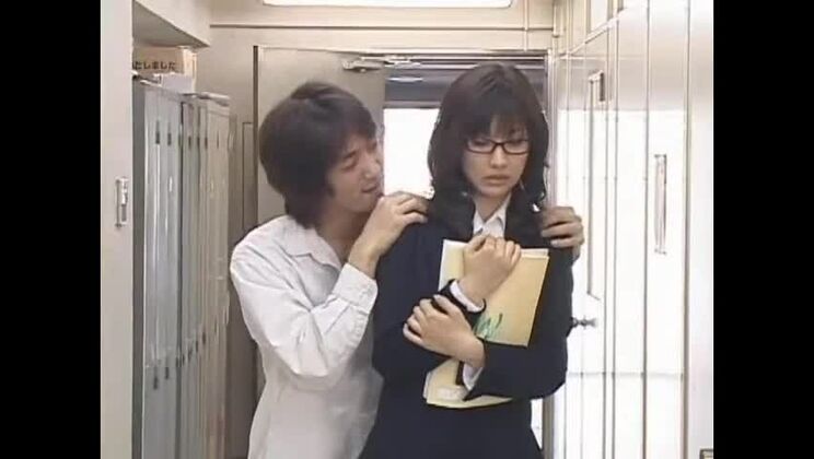 Jolie Japonaise participant à un gangbang sauvage