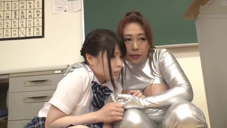 Vidéo porno d'une Asiatique aux seins naturels et tentants assise sur le visage