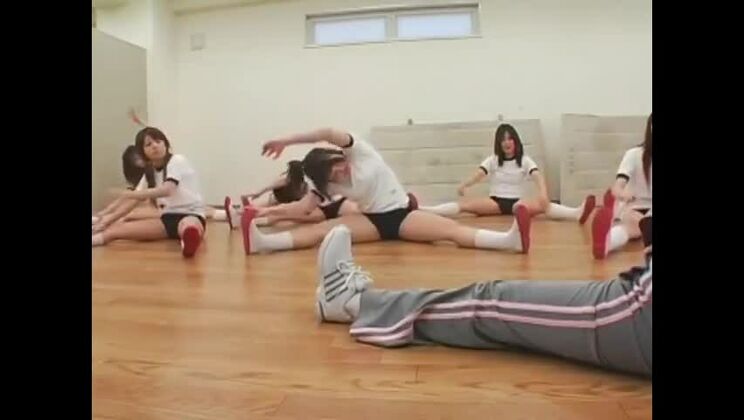 Une élégante fille orientale dans un film de bukkake