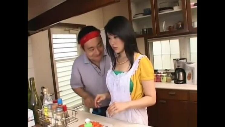 Une charmante pute japonaise se fait baiser à fond.