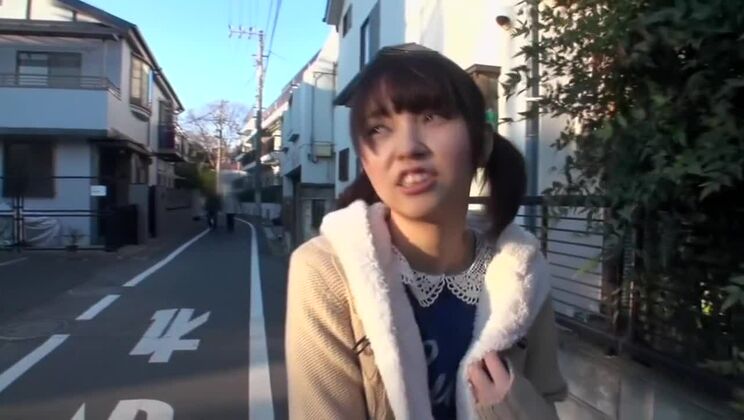 Une charmante Japonaise dans un lieu public