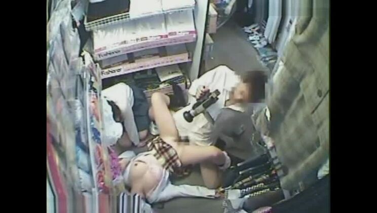 Une magnifique jeune fille asiatique se fait baiser dans une vidéo porno amateur