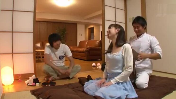 Une prostituée japonaise tentatrice dans une vidéo porno bukkake