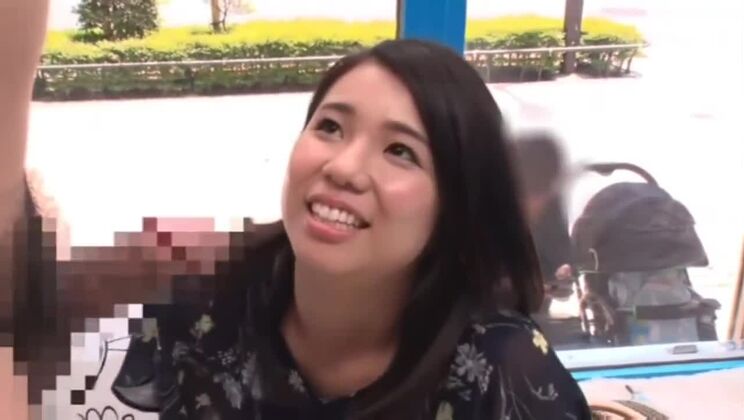 Belle femme asiatique aux gros seins