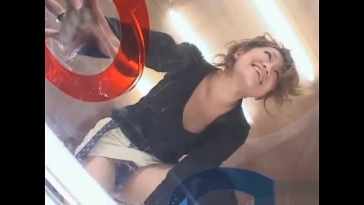 Belle fille orientale dans une vidéo porno hardcore