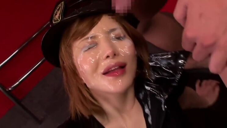 Une jeune fille asiatique élégante est amoureuse du bukkake