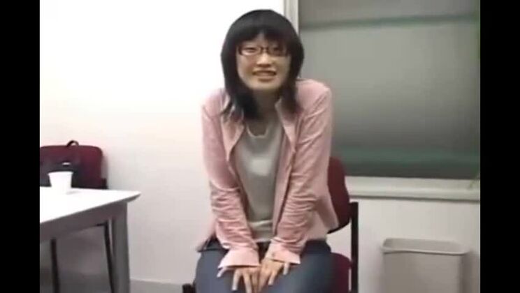 Salope japonaise divine aux petits seins dans une vidéo porno amateur torride