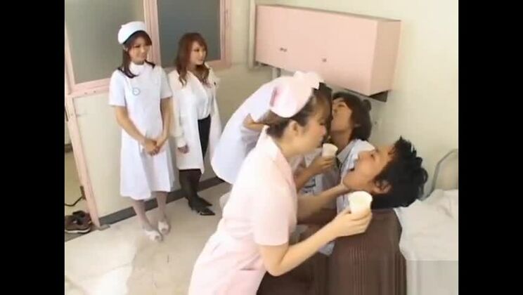 Belle salope asiatique dans une vidéo de sexe fétichiste