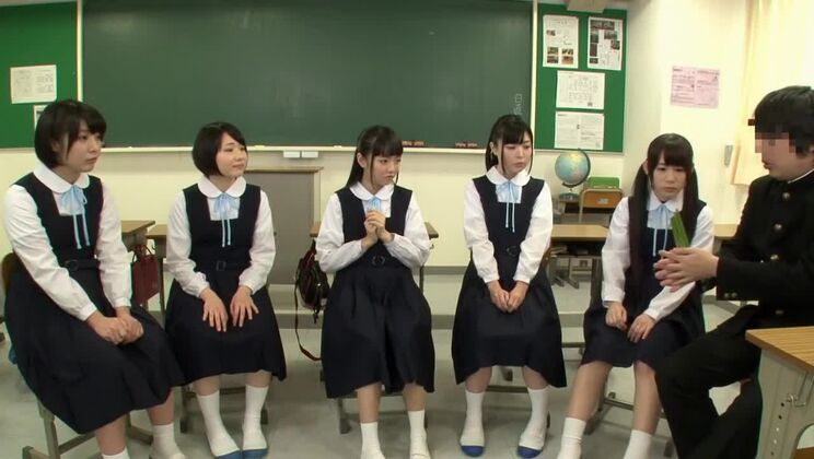 Belle Japonaise dans un lieu public