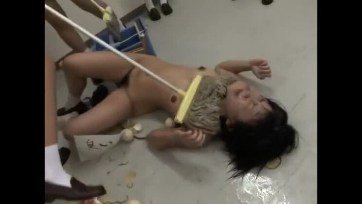 Une jeune Japonaise séduisante se livre à une magnifique vidéo de sexe fétichiste en public