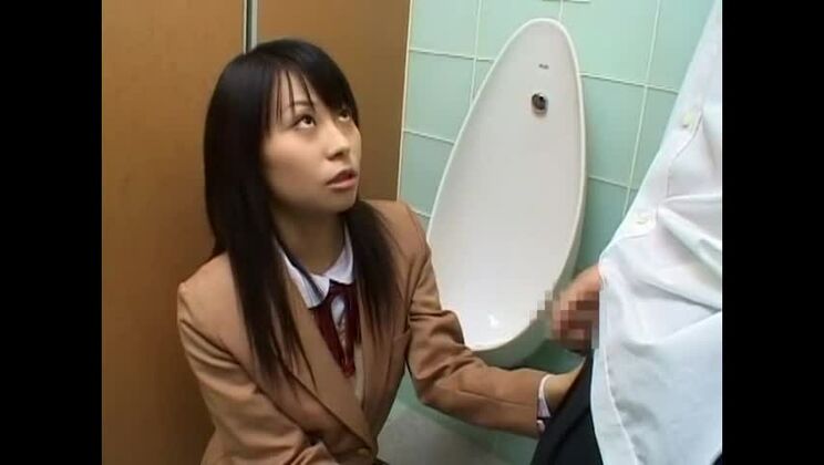 Une brune orientale éblouissante se produit dans une incroyable vidéo de sexe amateur en public