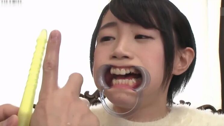 Les asiatiques célestes aiment s'amuser avec leurs fétiches.