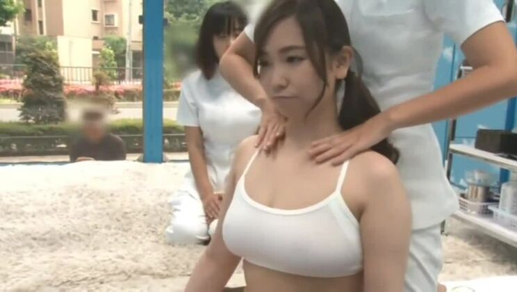 Une Japonaise séduisante dans une véritable vidéo hardcore