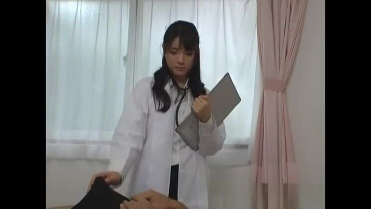 Une élégante aguicheuse orientale dans un film érotique.