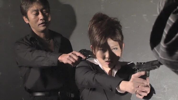 Jolie prostituée japonaise se livrant à un spectacle fétichiste et pervers