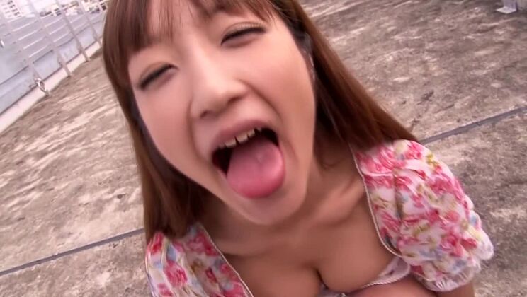 Belle Japonaise se livrant à du porno amateur torride en extérieur