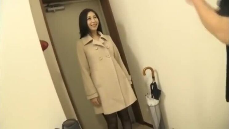 Éblouissante Japonaise aux seins généreux