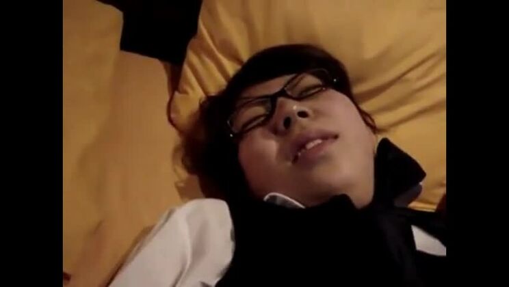 Ravissante femme asiatique dans une vraie vidéo porno amateur