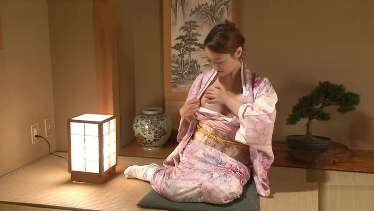 Une pute japonaise se fait plaisir avec des moments amateurs