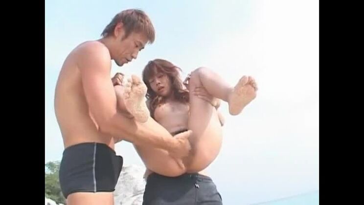 La plantureuse et sublime Japonaise Rino Konno se livre à une magnifique éjaculation faciale dans un film porno en public.