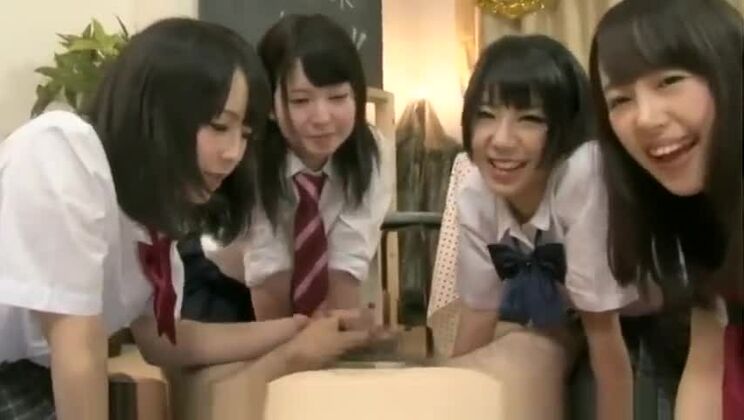 Une jolie salope asiatique s'est fait baiser dans une partouze.