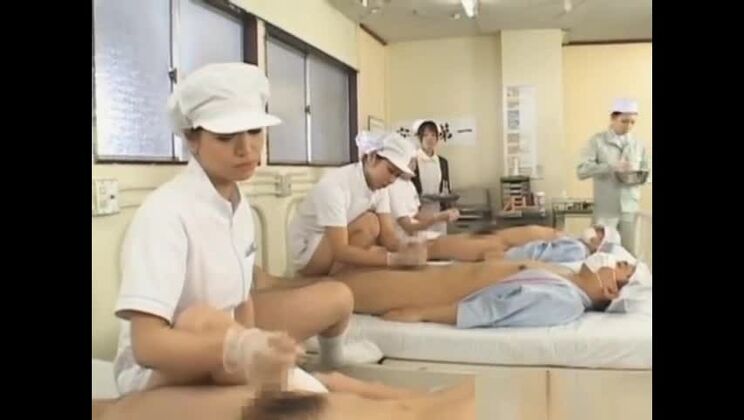 Salope asiatique ambrosienne dans une vidéo porno de groupe torride