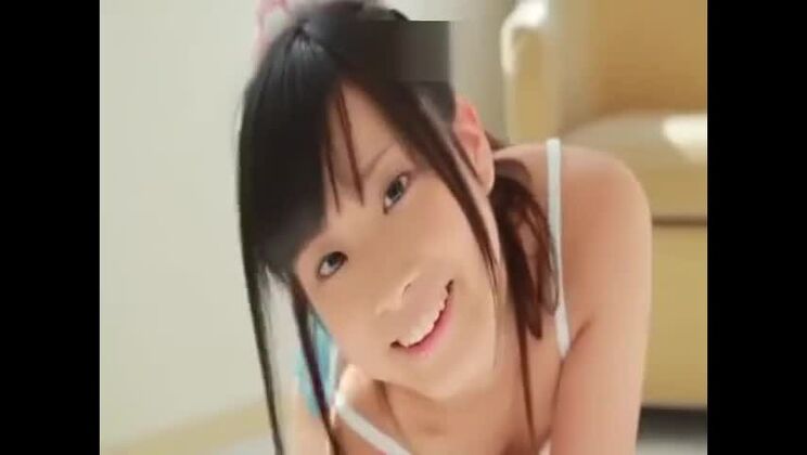 Une Japonaise élégante incarne son fantasme fétichiste