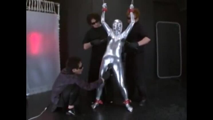 La sublime asiatique Ployly propose un porno fétichiste incroyable