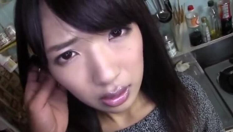 Une adorable asiatique aux gros seins s'est fait baiser très fort en public