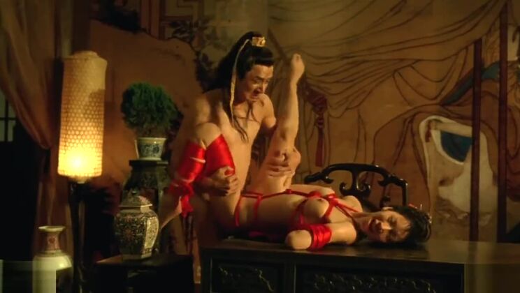 Une Japonaise éblouissante dans une vidéo hardcore très chaude