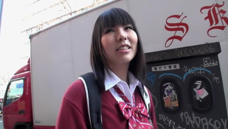 une divine jeune fille asiatique se fait bukkake.