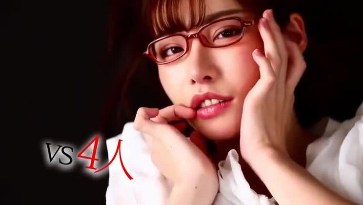 Belle asiatique aux gros seins prenant une douche de sperme en public