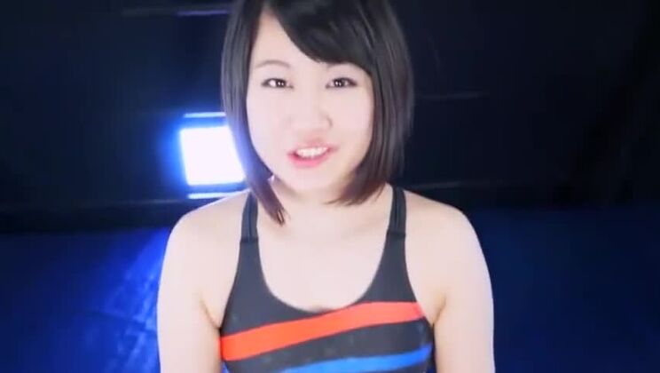 Une Japonaise séduisante se fait prendre par derrière dans une scène de sexe hardcore incroyable.