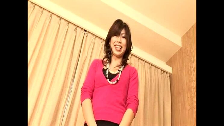 Une Japonaise aux poils pubiens généreux réalise une incroyable vidéo porno fétichiste des pieds