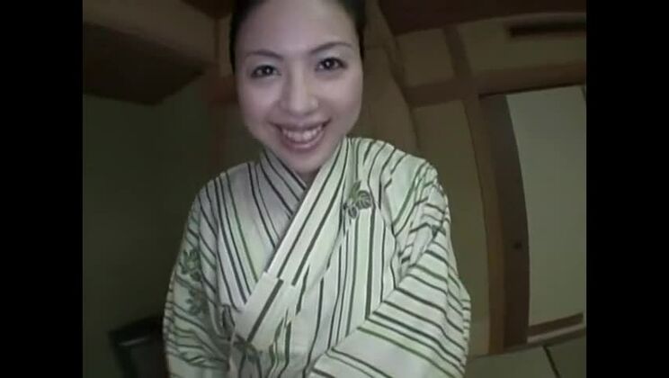 Incroyable femme asiatique mariée s'adonnant à des moments de plaisir amateur