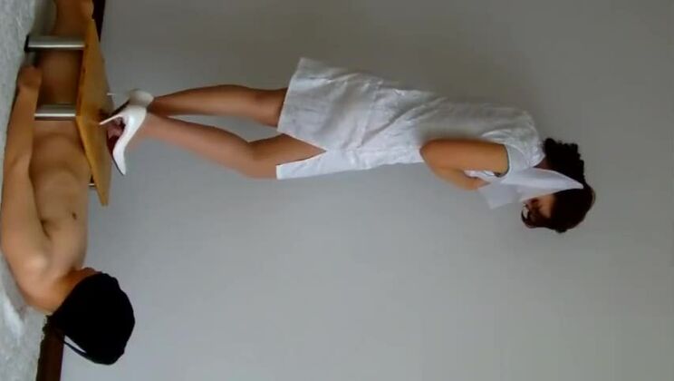 Superbe petite Japonaise aux petits seins se livrant à un incroyable porno fétichiste