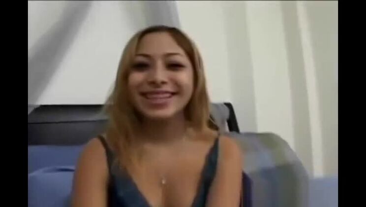 Salope asiatique aux poils pubiens fournis se fait bukkake.