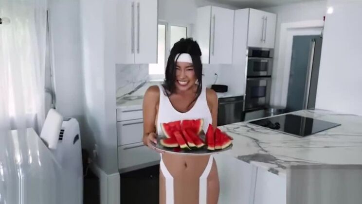 Salope japonaise élégante aux petits seins baisée avec force