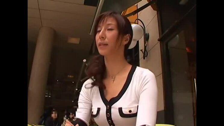 Kayme Kai japonaise séduisante avec une magnifique vidéo de sexe avec les doigts