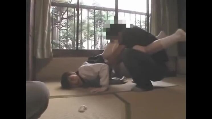 La divine japonaise Asami Fujimoto dans du vrai porno fétichiste des pieds