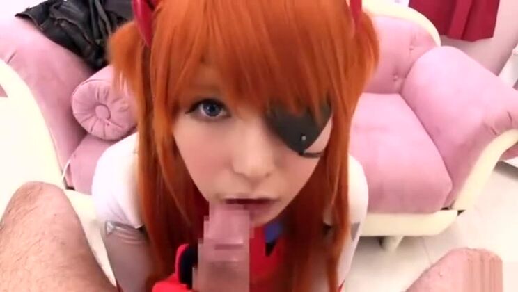 Une Japonaise plantureuse et séduisante se livre à une performance fétichiste et osée.